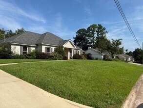Building Photo - Beautiful 4 Bed 2.5 Bath Available Now!