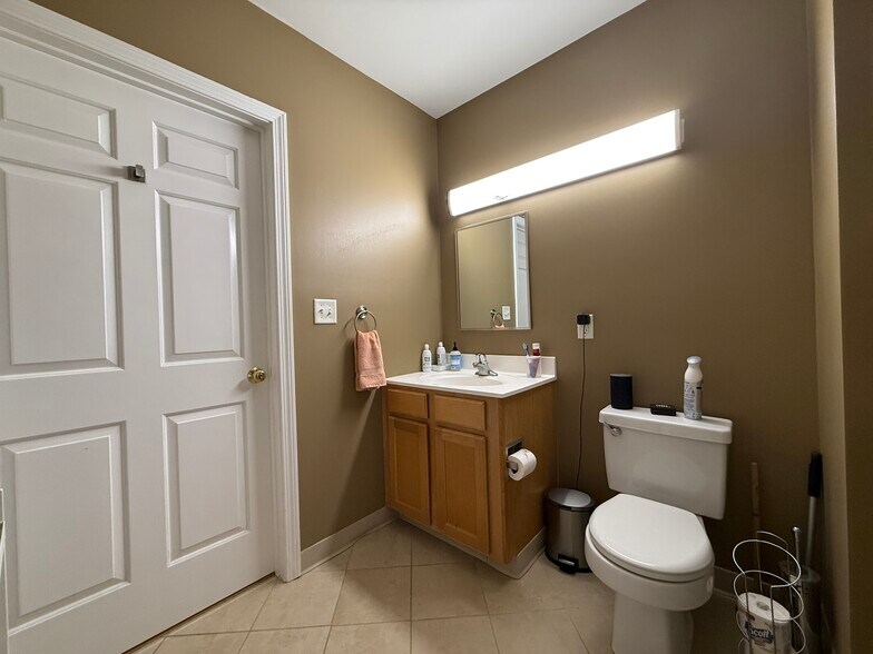 Building Photo - 211 Central St