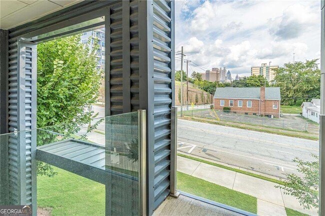 Building Photo - 472 Martin St SE