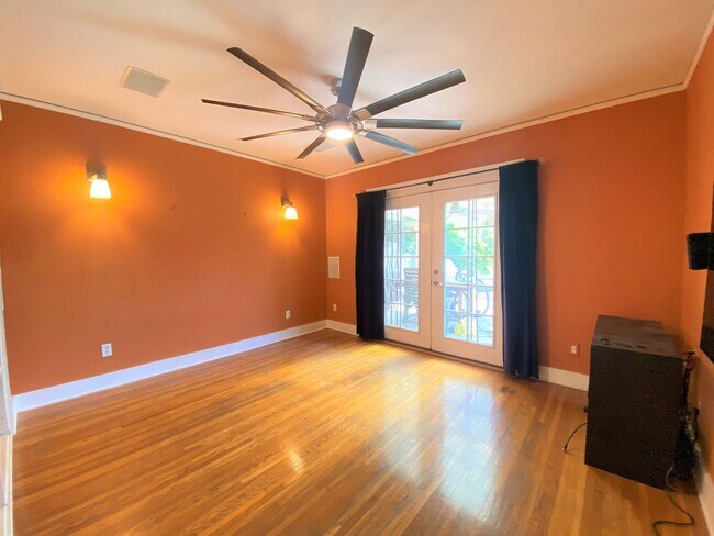 Building Photo - CHARMING! BACKYARD OASIS! REAL HARDWOOD FLOORS! FULL SIZED WASHER/DRYER! OFF OF ADAMS AVE!