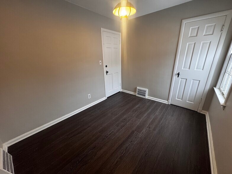 Room 1 - 1305 Collegewood St