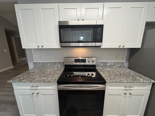 Building Photo - 20 Hollyfield Ln