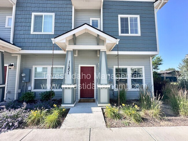 Primary Photo - Stylish Townhome with Room to Relax & Ente...