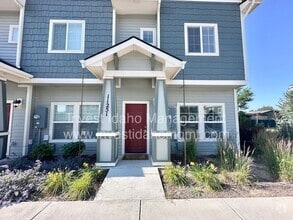 Building Photo - Stylish Townhome with Room to Relax & Ente...
