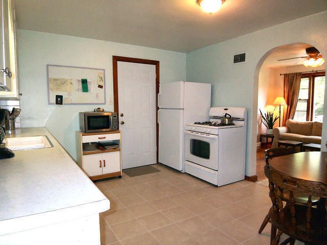 Building Photo - 117 Bicknell St