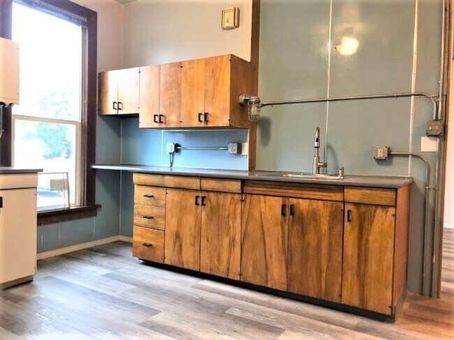 Building Photo - Newly Renovated Studio in the Hip Strip!