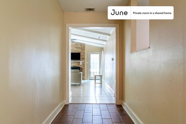 Building Photo - Room in Shared 3 bed/2 bath home