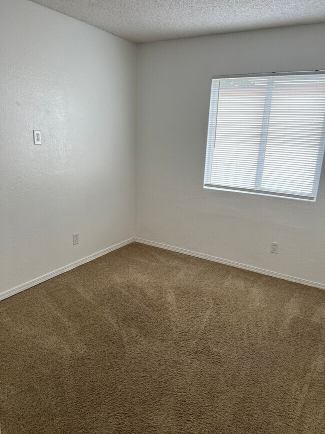 Building Photo - NEXT TO PARK DESIREABLE LOCATION RECENTLY RENOVATED!