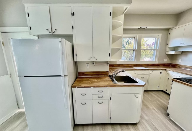 Kitchen - 5426 N Oberlin St