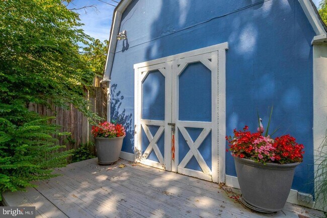 Building Photo - 915 20th St S