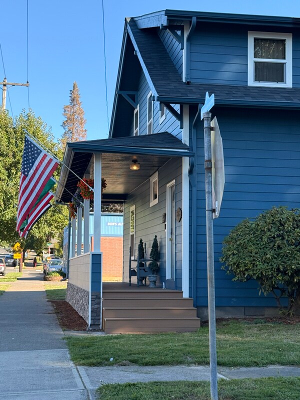 Building Photo - 303 Pioneer St