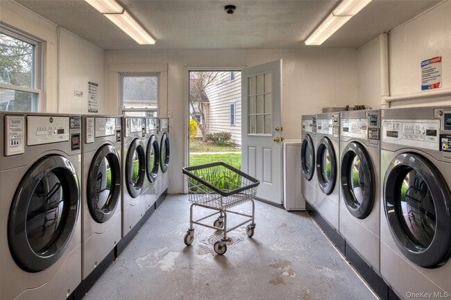 Building Photo - 1000 Ninth St