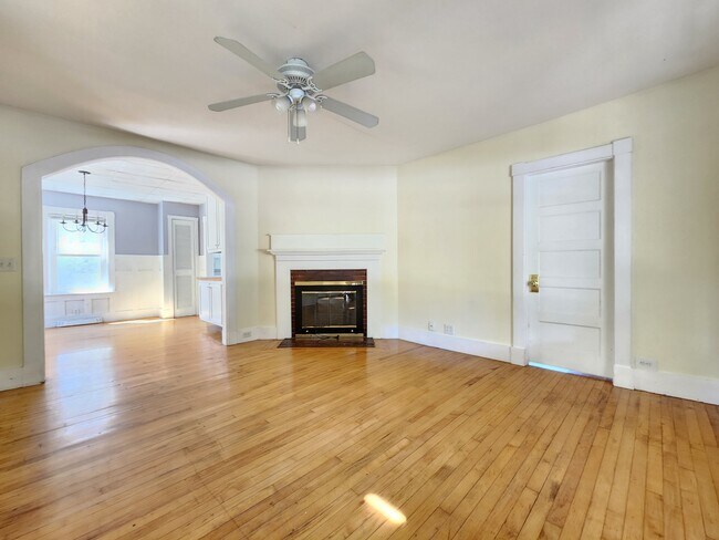 Building Photo - 387 College Ave