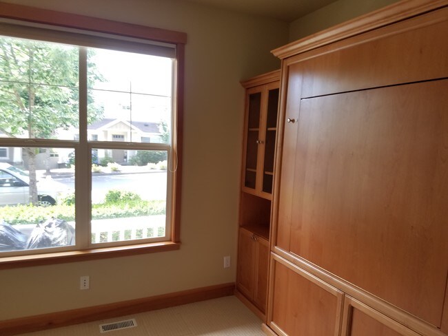 High Quality built-in Murphy bed - 17204 Woodside Dr SE