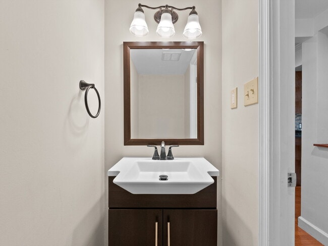 Building Photo - Spacious Reston Townhome in a Prime Centra...