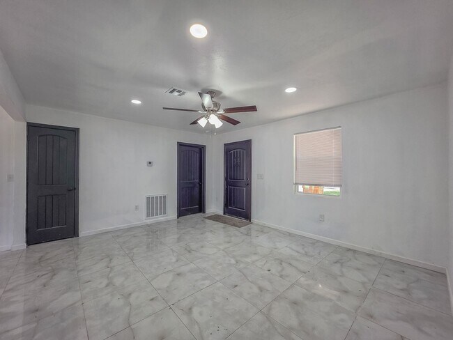 Building Photo - Charming 3-Bed, 2.5-Bath Home in Bethany w...