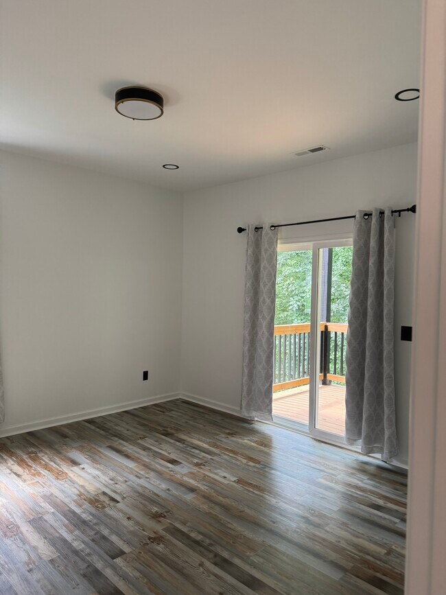 Building Photo - 242 Oakdale Ave