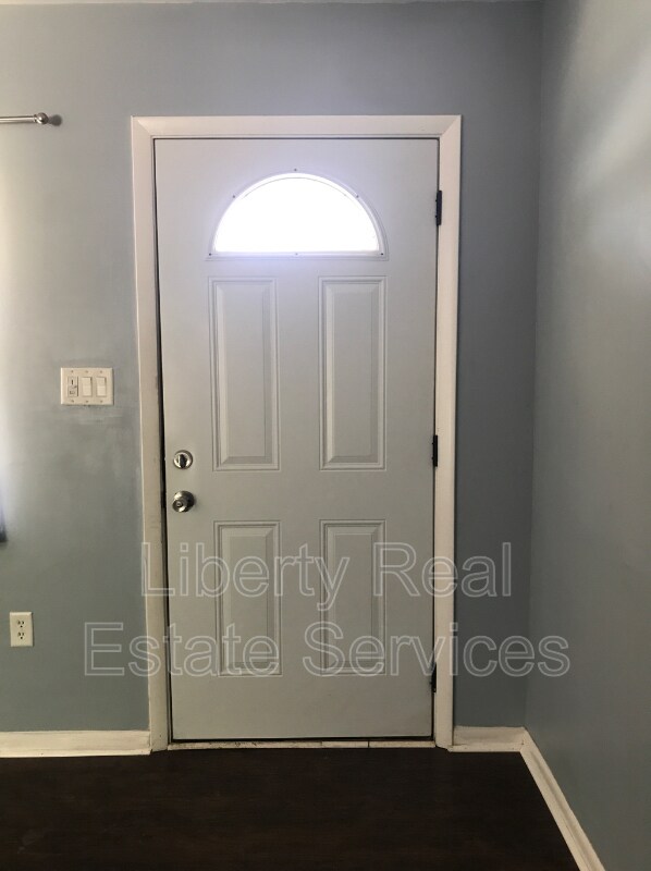 Building Photo - 454 Elm St