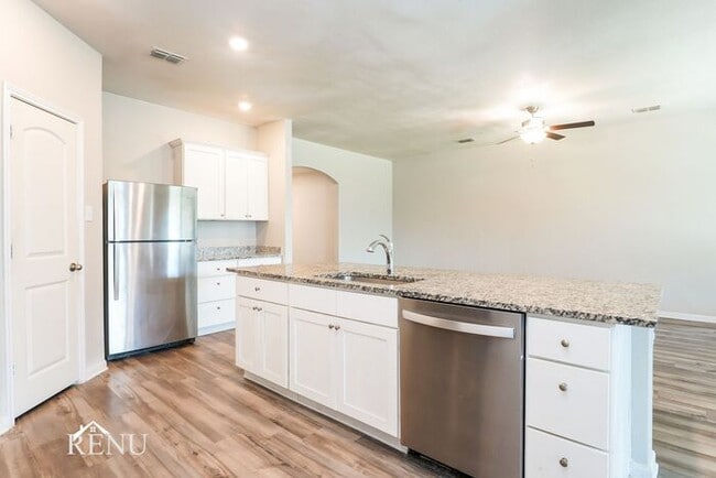 Building Photo - 2005 Hialeah Dr