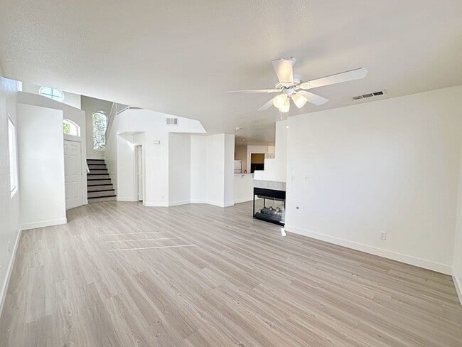 Building Photo - 4 BEDROOM WITH LOFT IN CUL DE SAC IN LONE MOUNTAIN