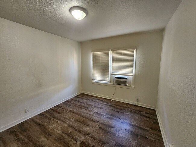 Building Photo - 2nd Ave 679-B