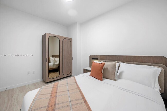 Building Photo - 580 72nd St