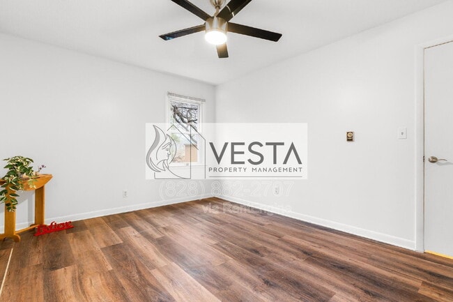 Building Photo - 220 Meredith Lp