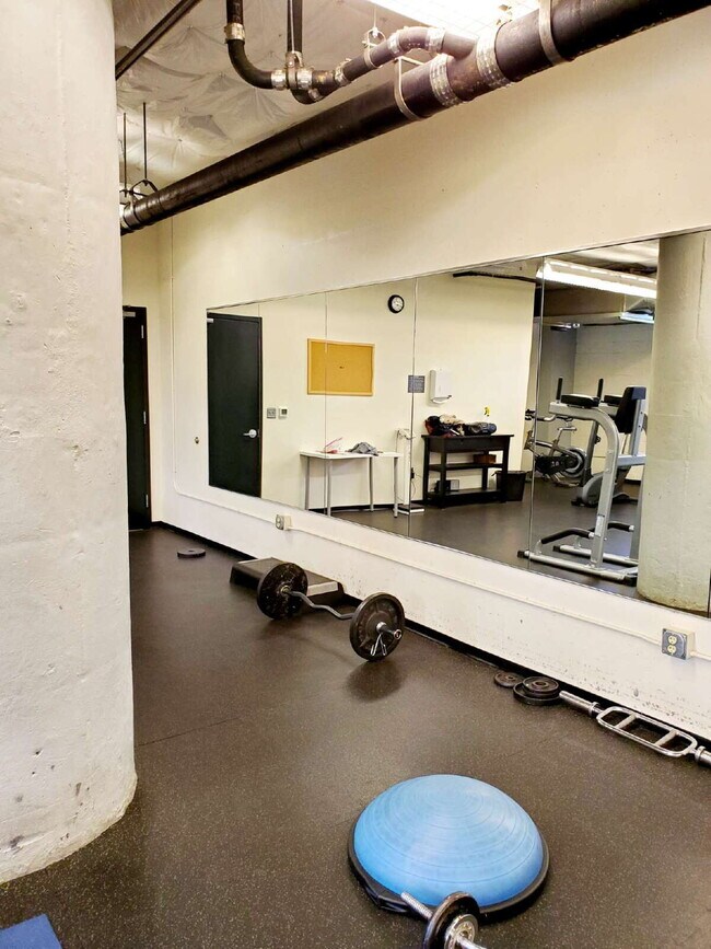 Building Photo - 1400 NW Irving St