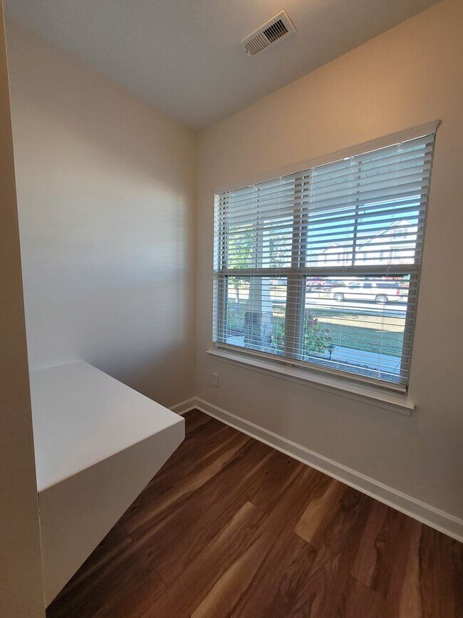 Building Photo - Immaculate 4 Bedroom, 3.5 Bath Home Located in Established Neighborhood. Minutes from Fort Bragg!