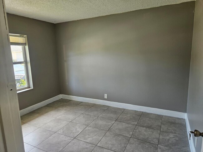 Building Photo - 6147 Moonbeam Dr