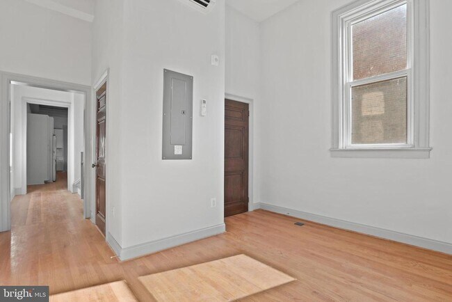 Building Photo - 812 Park Ave