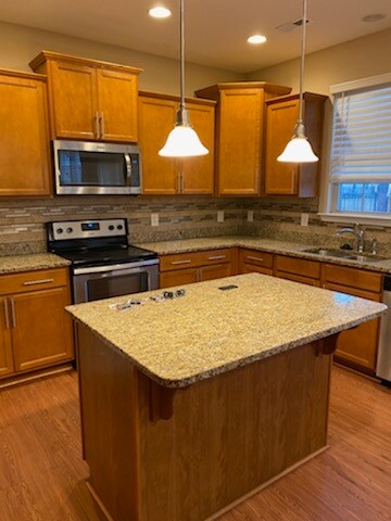 Kitchen w/stainless appliances - 603 Bunker Ct