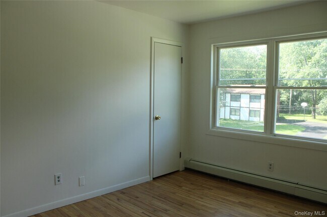 Building Photo - 8 Tanglewood Dr