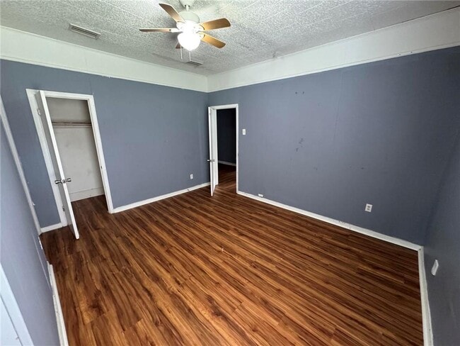 Building Photo - 219 2nd St