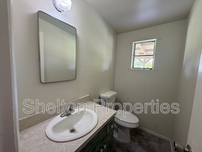 Building Photo - 718 W Glenn Dr