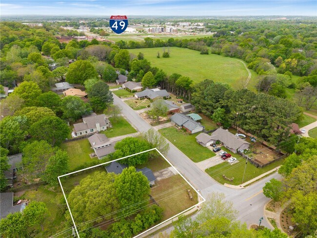 Building Photo - 2146 Loren Cir