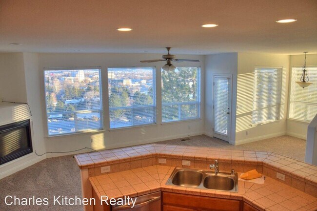 Building Photo - 4 br, 4.5 bath House - 1361 Thompson Street
