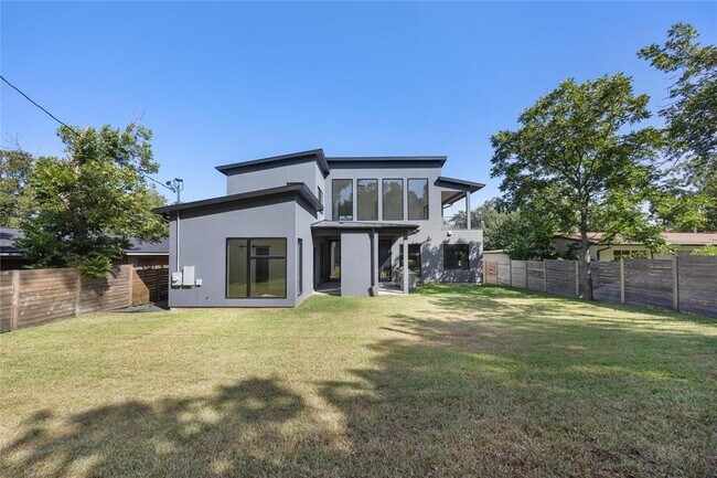 Building Photo - 2905 Westhill Dr