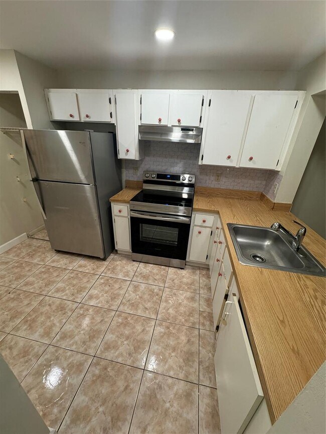 Building Photo - 852 NE 209th St