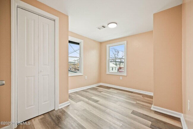 Building Photo - 143 Center Ave