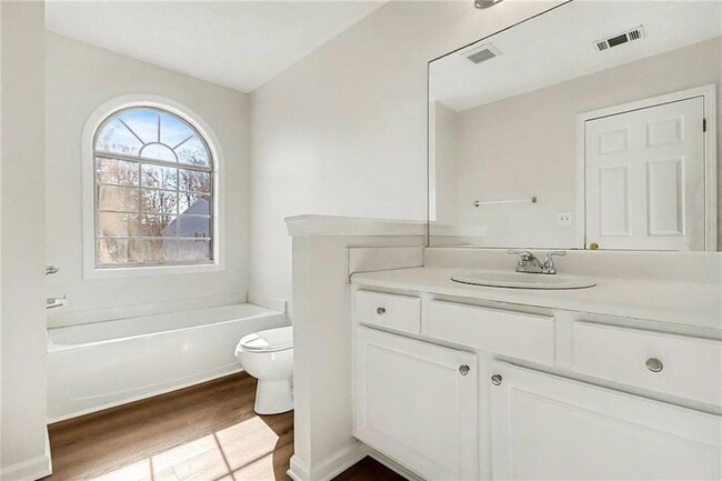 Building Photo - 2559 Walden Lake Dr