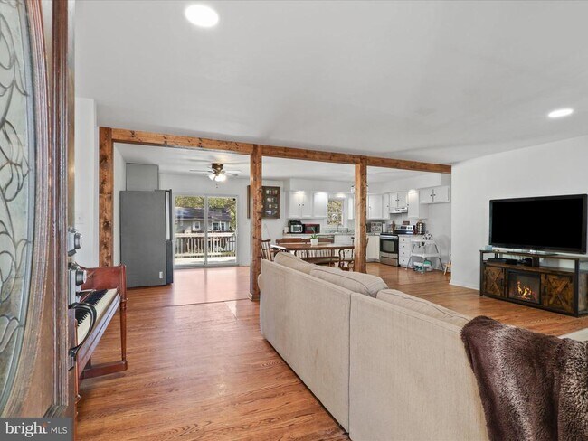 Building Photo - 8 English Oak Cir