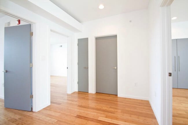 Building Photo - 534 E Girard Ave