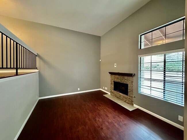 Building Photo - Gorgeous 3 Bedroom 3 Bathroom Townhome in Mission Trails!!