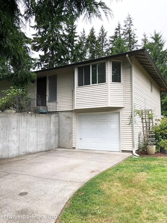 Building Photo - 3 bed 2 bath Duplex Great Yard!