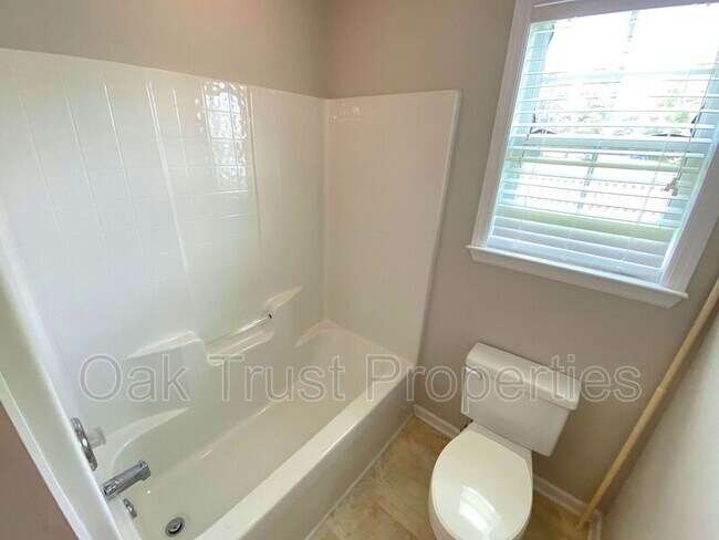 Building Photo - 110 Summer Trace Dr