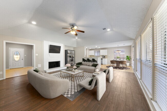 Building Photo - 802 Foxglove Dr