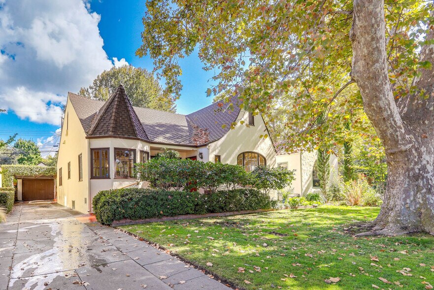 Building Photo - 2627 Land Park Dr