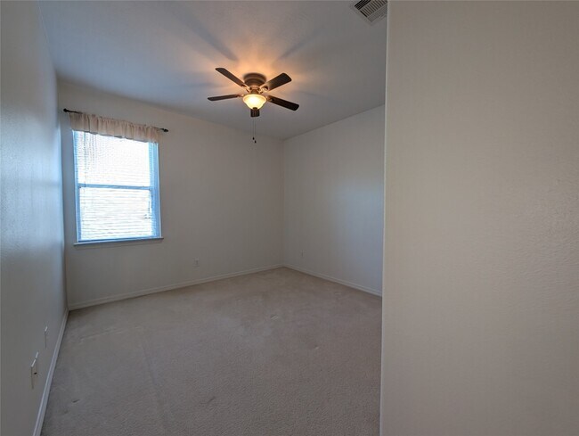 Building Photo - 913 Sweet Pine Dr