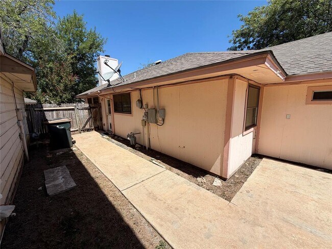 Building Photo - 16821 Whitebrush Loop